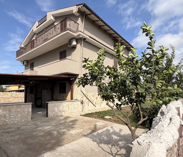 casa indipendente in vendita ad Aprilia in zona Fossignano