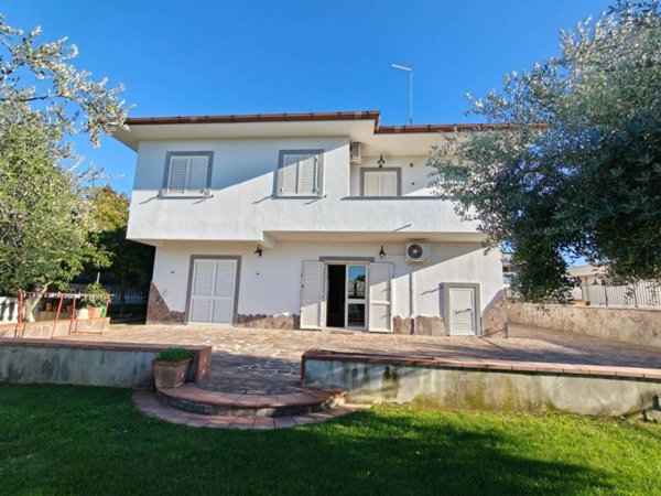 casa indipendente in vendita ad Aprilia in zona Camilleri-Vallelata