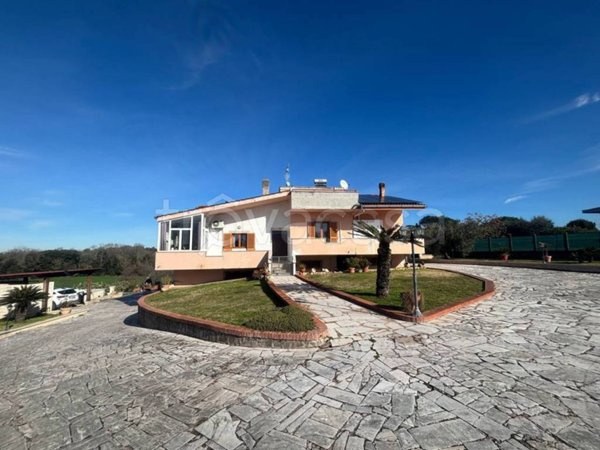 casa indipendente in vendita ad Aprilia in zona Pontoni