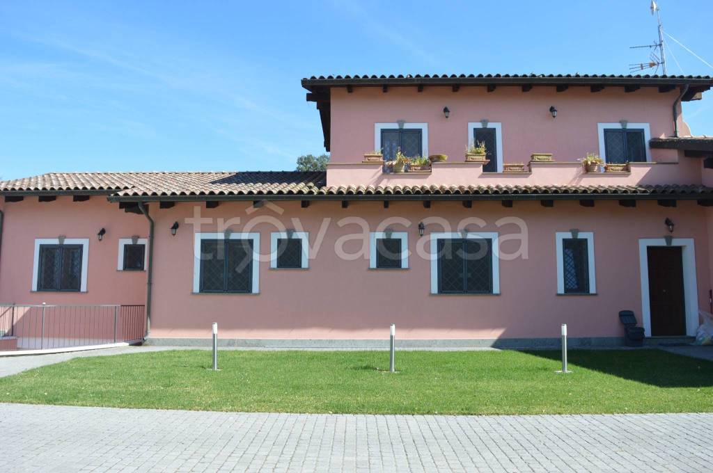 casa indipendente in vendita ad Aprilia in zona Casalazzara