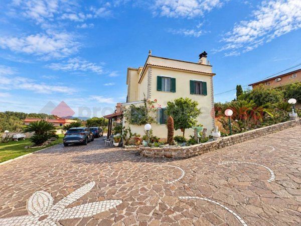 casa indipendente in vendita ad Aprilia in zona Casalazzara