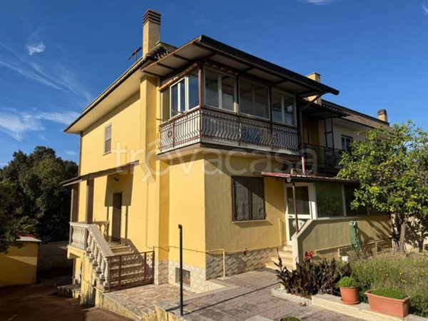 casa indipendente in vendita ad Aprilia in zona Fossignano