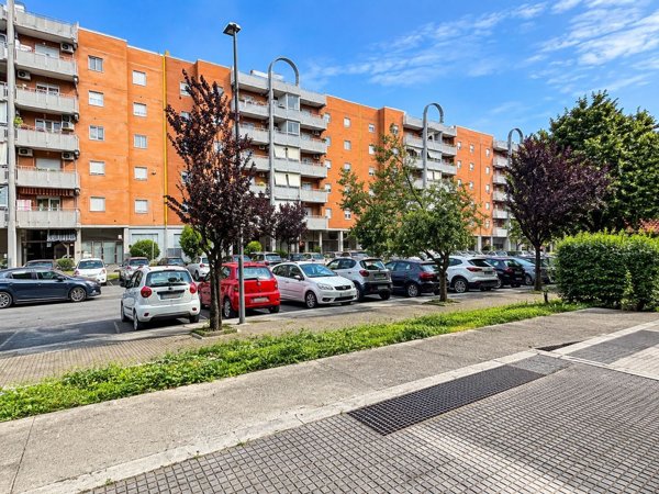 locale commerciale in vendita ad Aprilia
