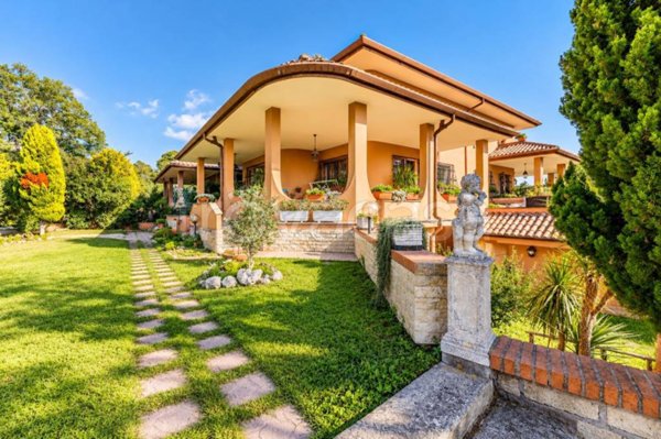 casa indipendente in vendita ad Aprilia in zona Casalazzara