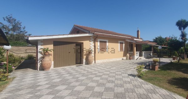 casa indipendente in vendita ad Aprilia in zona Campo di Carne