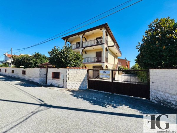 casa indipendente in vendita ad Aprilia in zona Campo di Carne