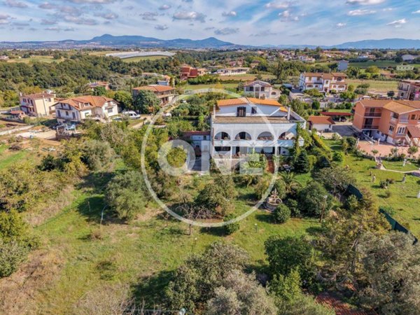 casa indipendente in vendita ad Aprilia in zona Casalazzara