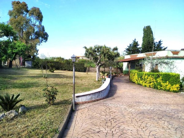 casa indipendente in vendita ad Aprilia in zona Fossignano