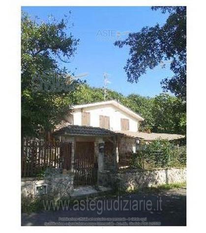 casa indipendente in vendita a Bassiano
