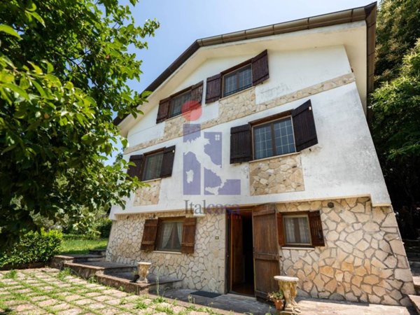casa indipendente in vendita a Bassiano