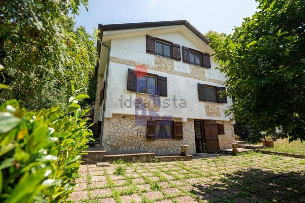 casa indipendente in vendita a Bassiano