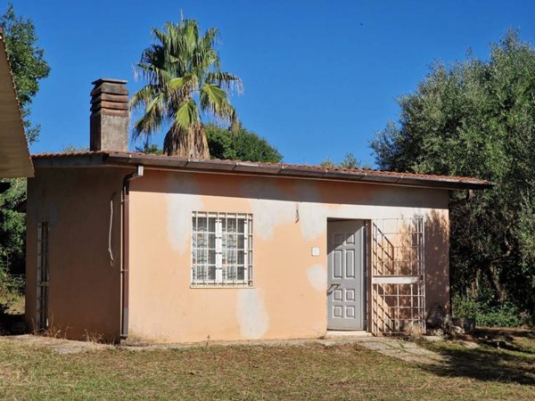 casa indipendente in vendita a Bassiano