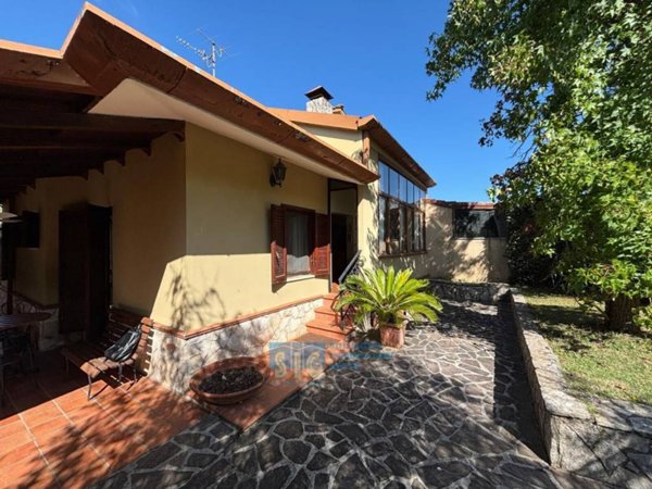 casa indipendente in vendita a Bassiano