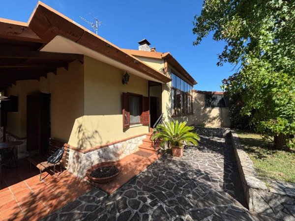 casa indipendente in vendita a Bassiano