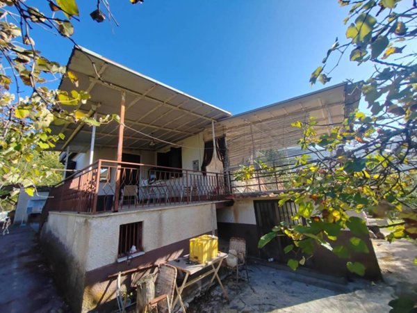 casa indipendente in vendita a Bassiano