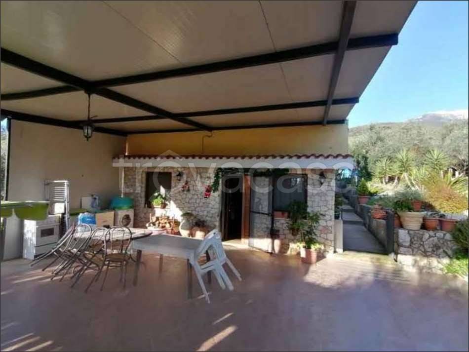 casa indipendente in vendita a Bassiano