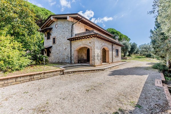 casa indipendente in vendita a Bassiano