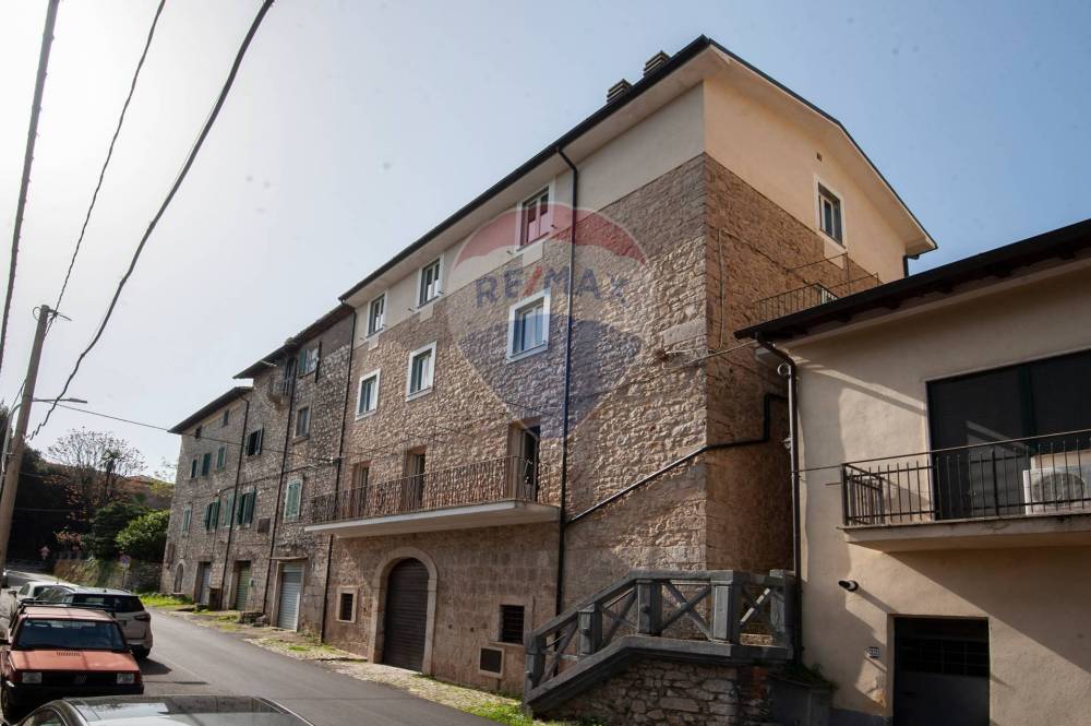 casa indipendente in vendita a Bassiano
