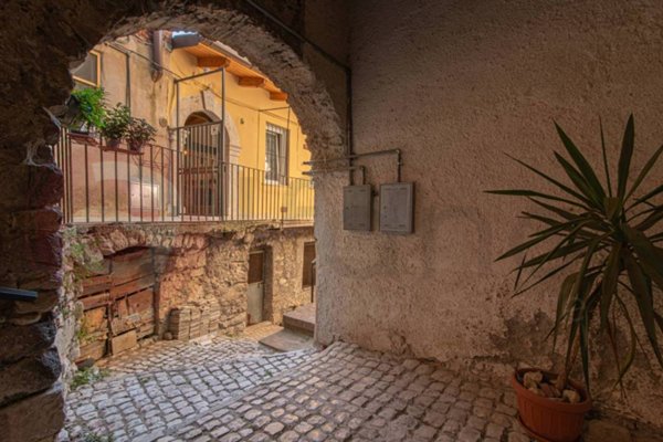 casa indipendente in vendita a Bassiano