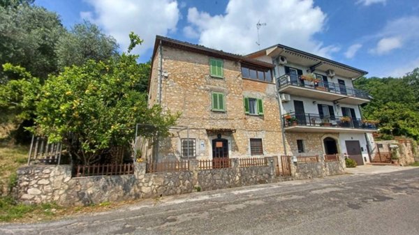 casa indipendente in vendita a Bassiano