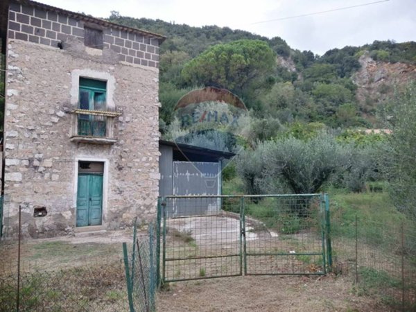 casa indipendente in vendita a Castelforte in zona Suio