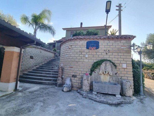 casa indipendente in vendita a Cisterna di Latina in zona Castel Ginnetti