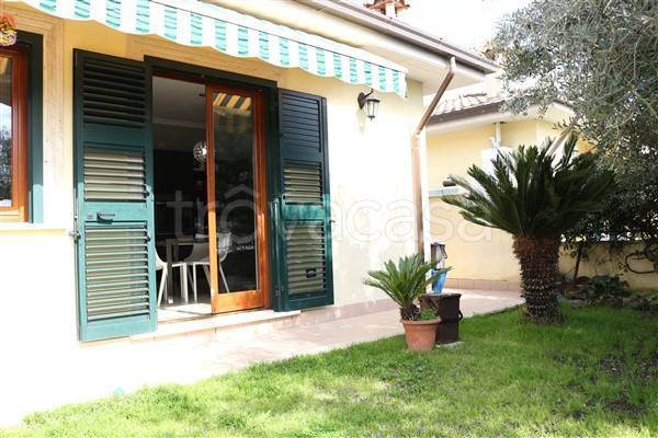 casa indipendente in vendita a Cisterna di Latina in zona Borgo Flora