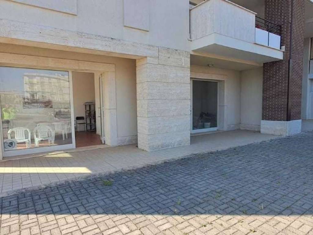 negozio in vendita a Cisterna di Latina