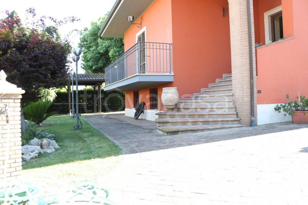 casa indipendente in vendita a Cisterna di Latina