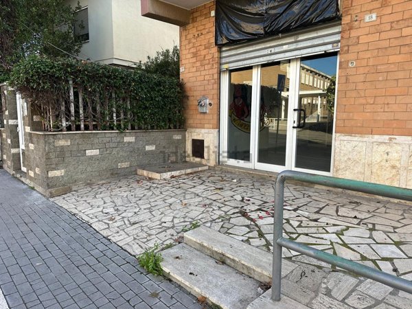locale commerciale in vendita a Cisterna di Latina