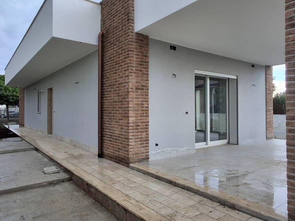 casa indipendente in vendita a Cisterna di Latina