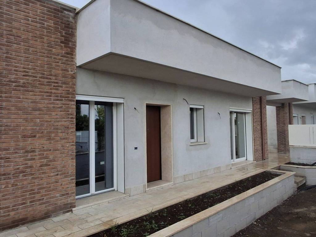 casa indipendente in vendita a Cisterna di Latina