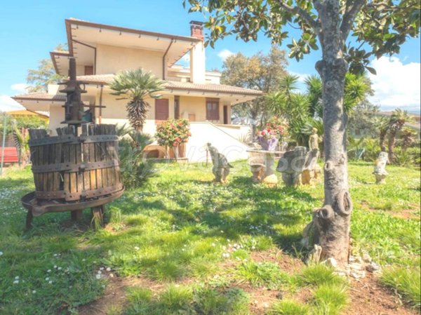casa indipendente in vendita a Cisterna di Latina