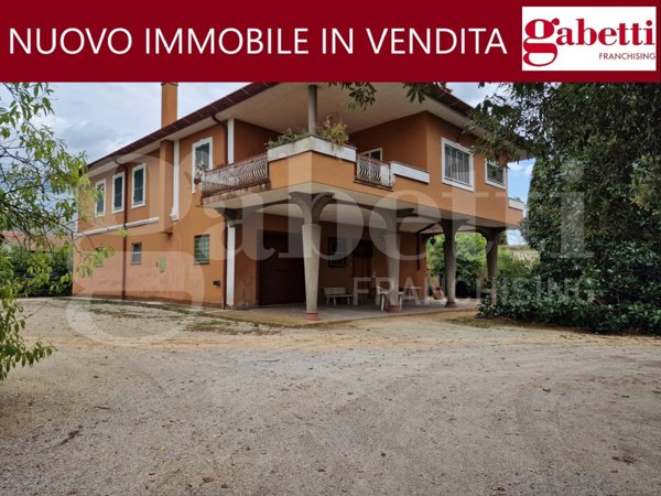 casa indipendente in vendita a Cisterna di Latina
