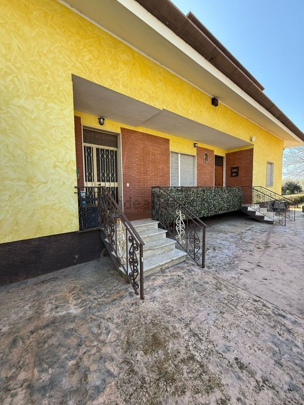 casa indipendente in vendita a Cisterna di Latina in zona Borgo Flora