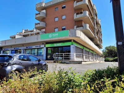 negozio in vendita a Cisterna di Latina