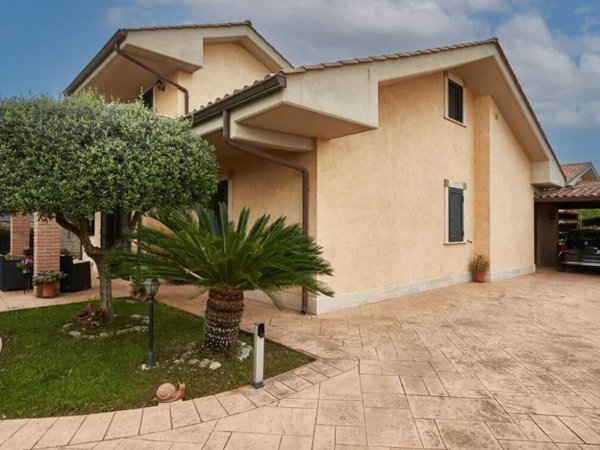 casa indipendente in vendita a Cisterna di Latina