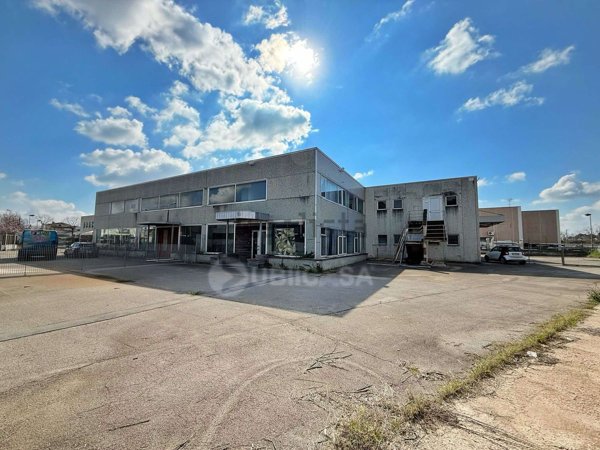 locale commerciale in vendita a Cisterna di Latina