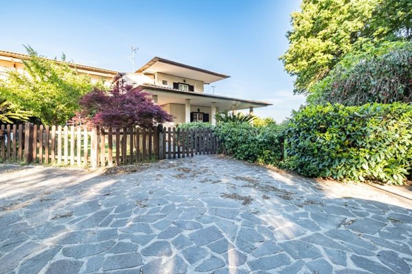 casa indipendente in vendita a Cisterna di Latina