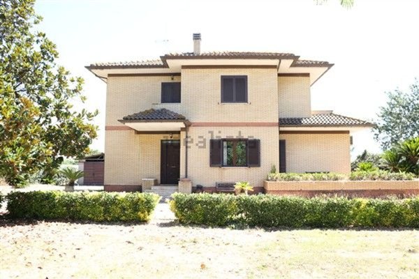 casa indipendente in vendita a Cisterna di Latina