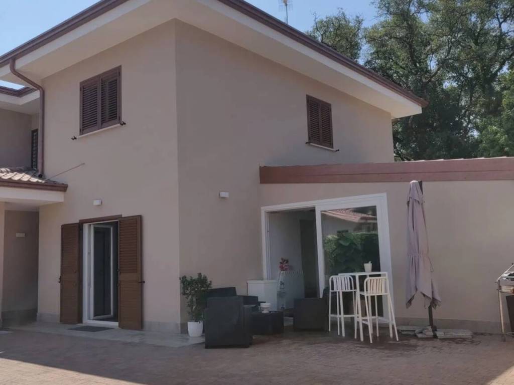 casa indipendente in vendita a Cisterna di Latina