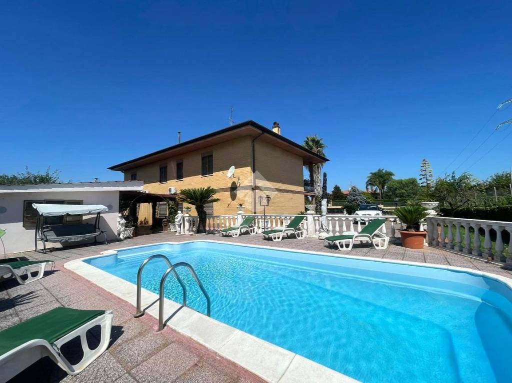 casa indipendente in vendita a Cisterna di Latina