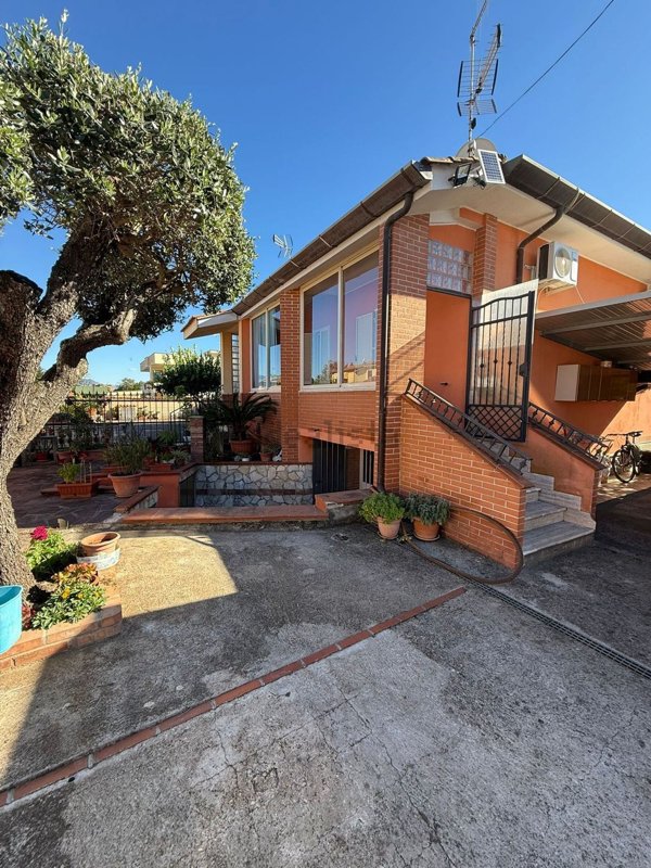 casa indipendente in vendita a Cisterna di Latina