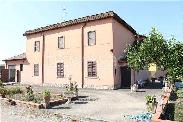 casa indipendente in vendita a Cisterna di Latina in zona Borgo Flora