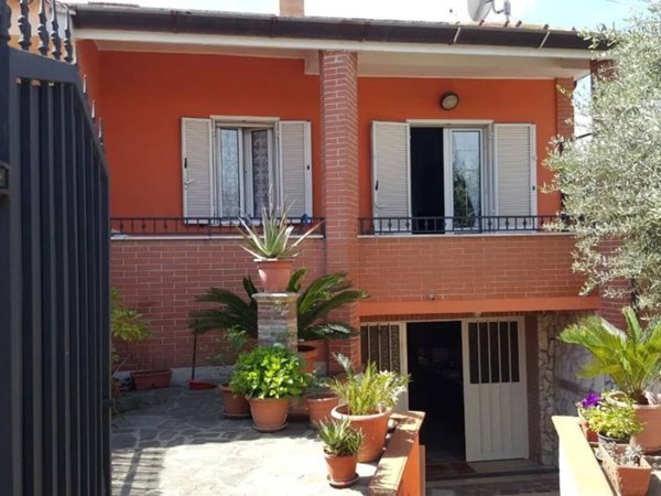 casa indipendente in vendita a Cisterna di Latina