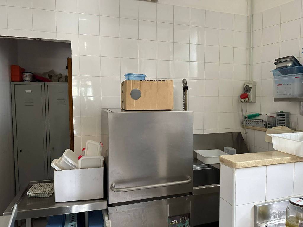 negozio in vendita a Cisterna di Latina