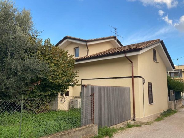 casa indipendente in vendita a Cisterna di Latina