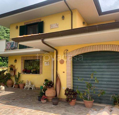 casa indipendente in vendita a Cisterna di Latina in zona Borgo Flora
