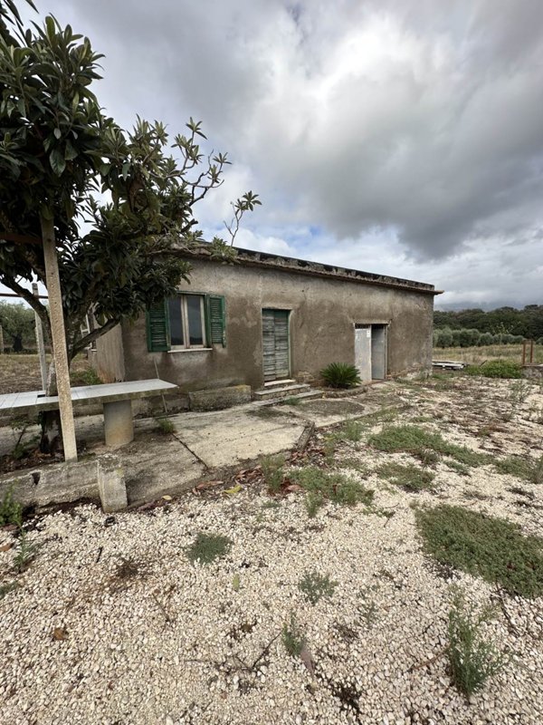 locale di sgombero in vendita a Cisterna di Latina in zona Castel Ginnetti