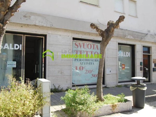 negozio in vendita a Cisterna di Latina